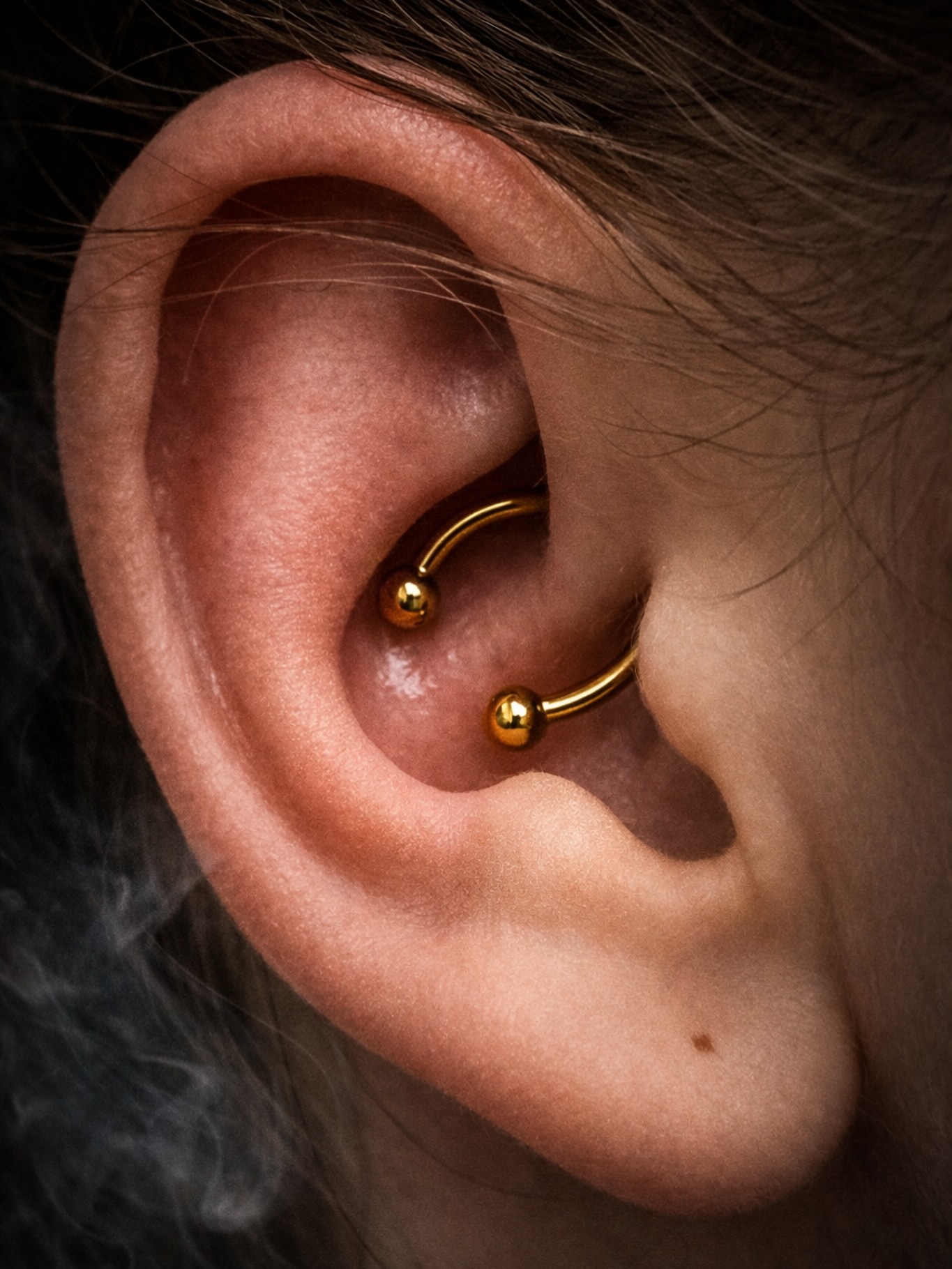 Piercing daith ze złotą biżuterią