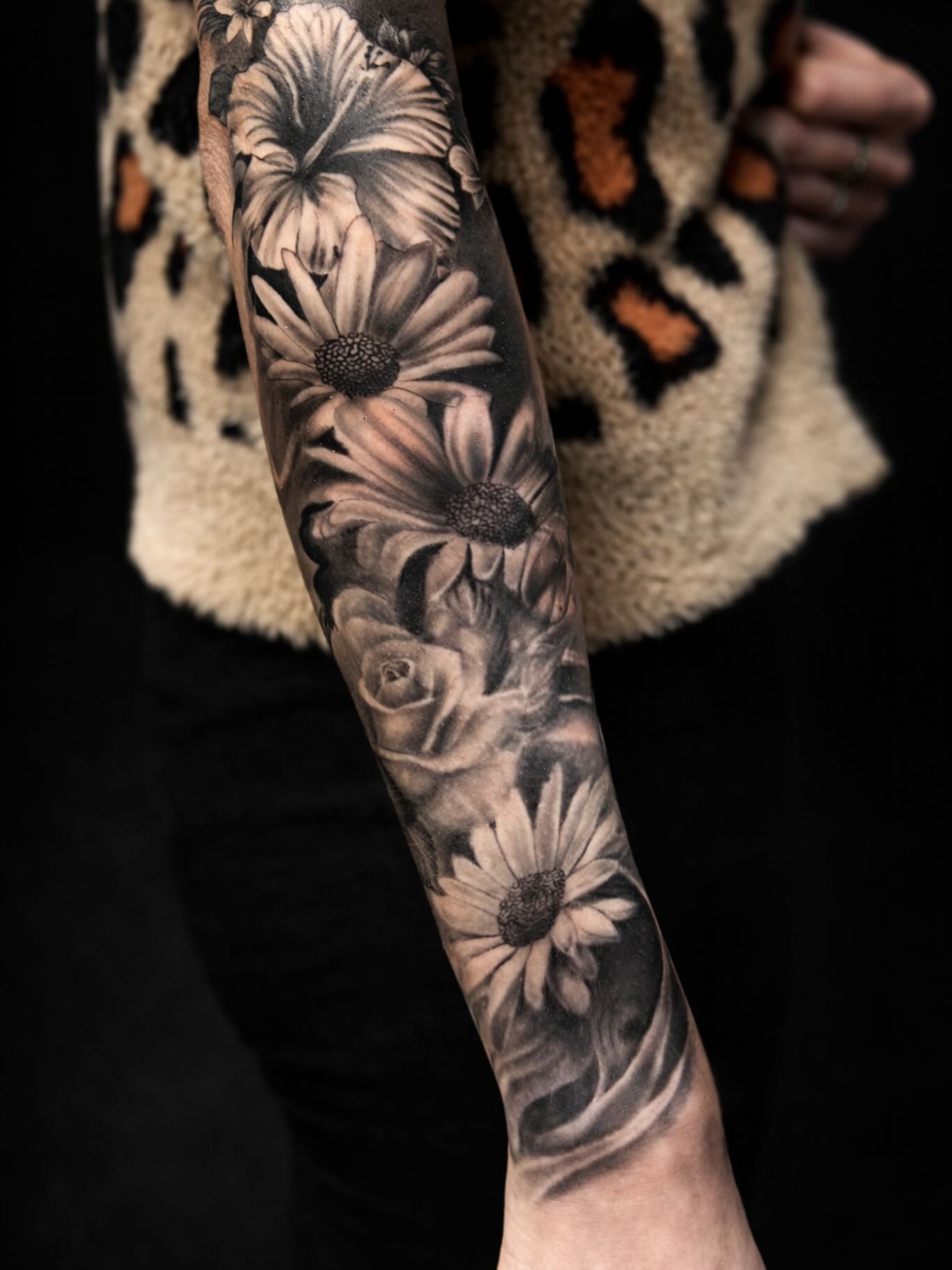 Kwiatowy rękaw w czerni i szarości — realizacja Bodyart
