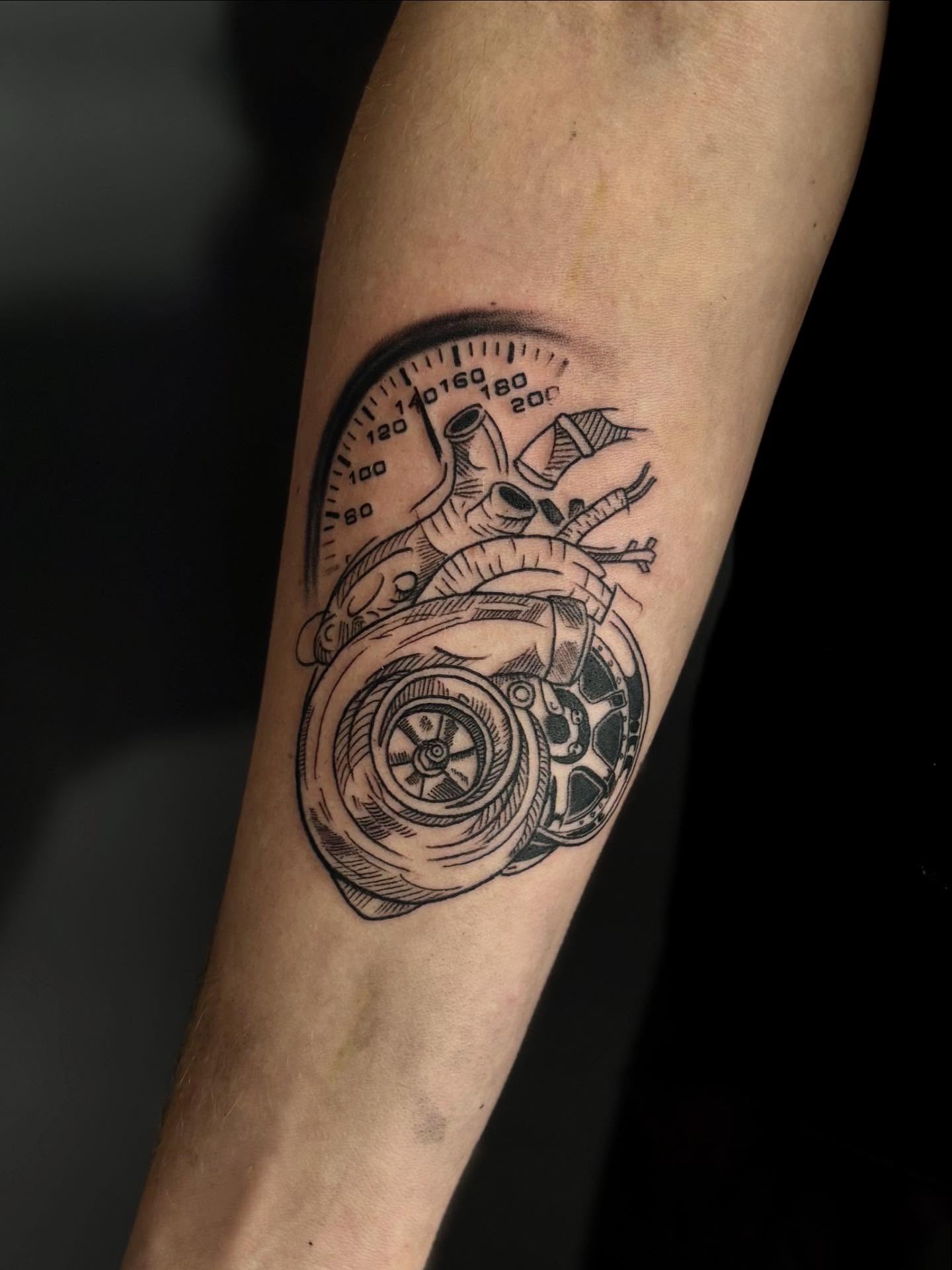 Tatuaż turbosprężarki z prędkościomierzem